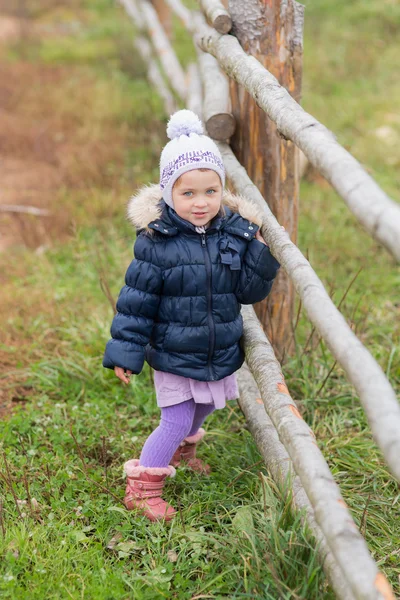 木製のフェンスで女の子 — ストック写真