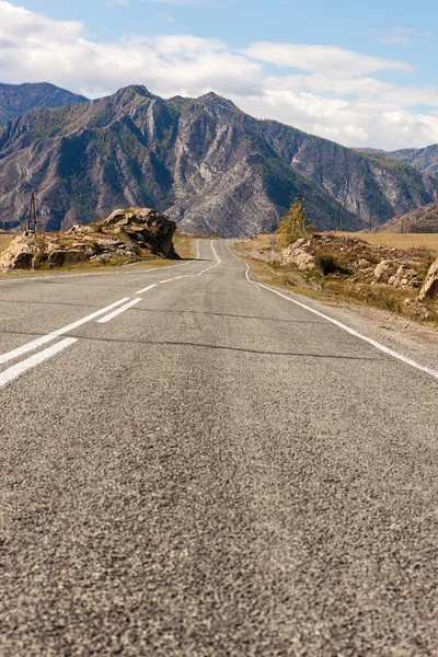 Strada vuota in montagna — Foto Stock