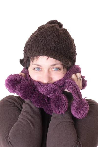 Vrouw dragen een sjaal en muts — Stockfoto