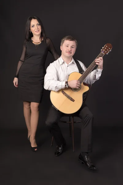 Vrouw en een man met gitaar — Stockfoto