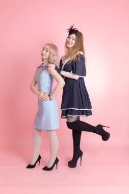 iki neşeli kız arkadaşım