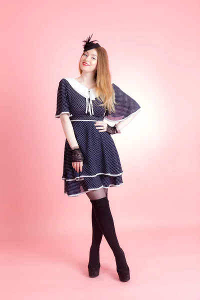 Chica en un vestido y sombrero — Foto de Stock