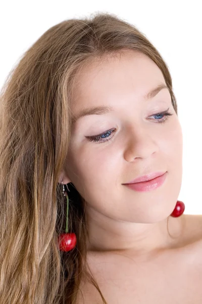 Fille avec des boucles d'oreilles rouges gros plan — Photo