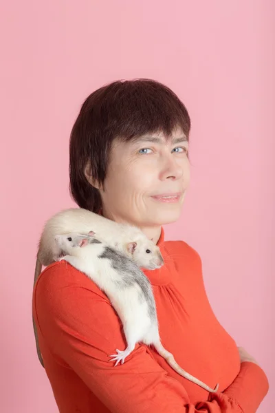 Retrato de uma mulher com ratos — Fotografia de Stock