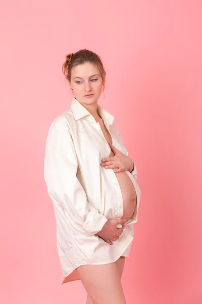 Mulher grávida em camisa branca — Fotografia de Stock