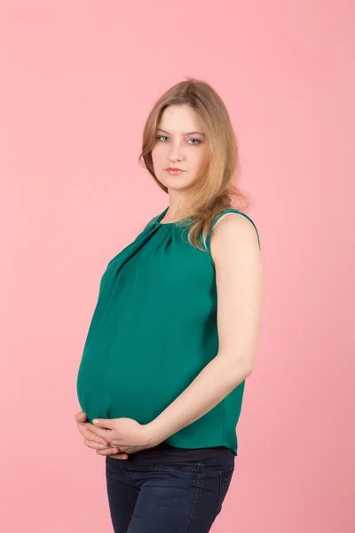 Studio porträtt av en gravid kvinna — Stockfoto