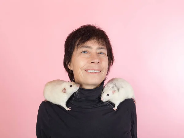 Frau mit Hausratten — Stockfoto