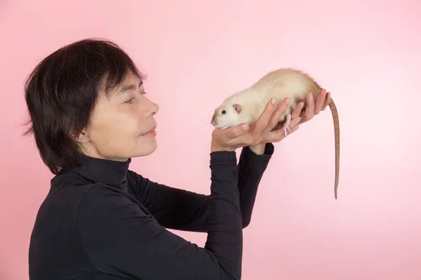 Woman and rat — Stock Photo, Image