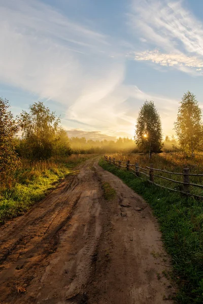 Camino de tierra al amanecer — Foto de Stock