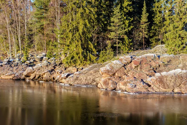 Orilla rocosa del río — Foto de Stock