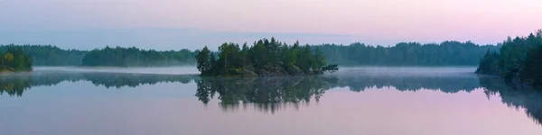 Озеро ранним летним утром — стоковое фото