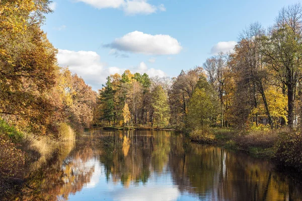 Reflektioner i floden — Stockfoto