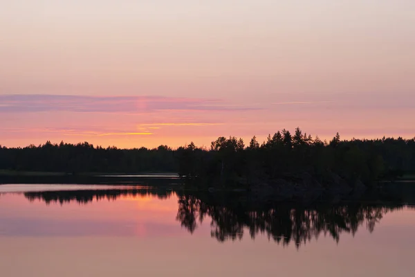 Solnedgång över skogssjön — Stockfoto