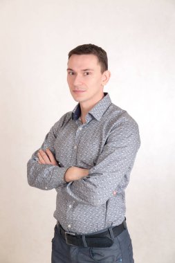gri tişörtlü adam