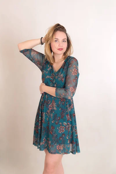 Sensueel meisje in een jurk — Stockfoto