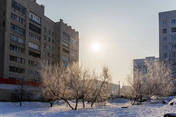 Şehrin soğuk güneşli bir günde — Stok fotoğraf