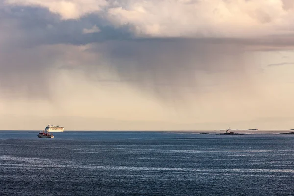 Regnmoln över havet — Stockfoto