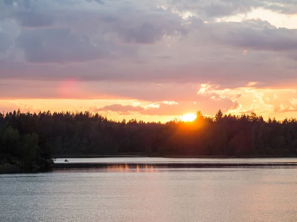 Sommersonnenuntergang mit Wolken — Stockfoto