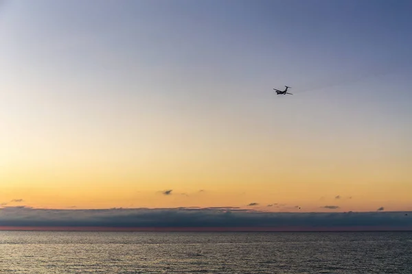 Flygplan som lyfter över havet — Stockfoto