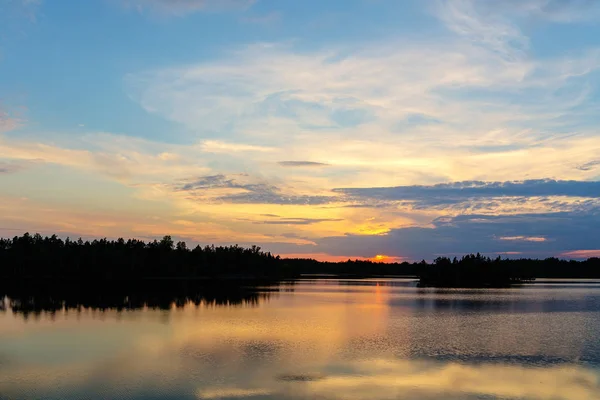 Puesta de sol de verano sobre el lago — Foto de Stock