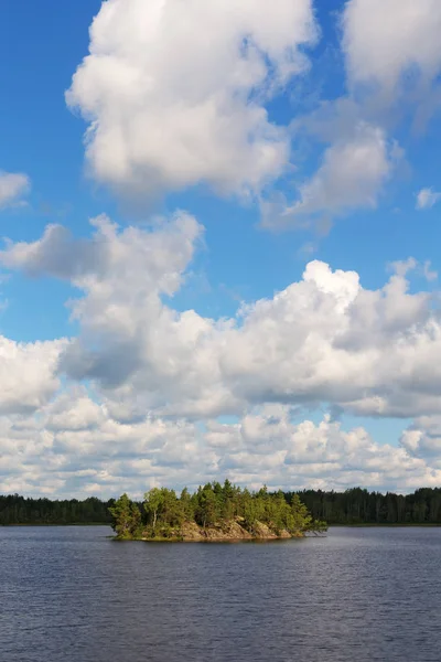 Insel unter Wolken — Stockfoto