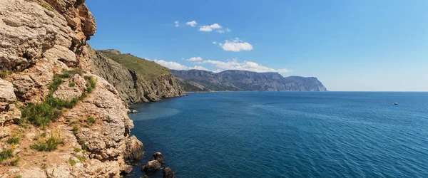 Panorama de costa rochosa — Fotografia de Stock