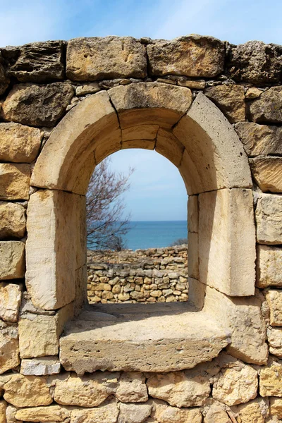 Ventana vieja con vista al mar —  Fotos de Stock