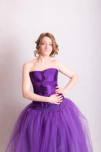 Femme en robe de soirée violette — Photo