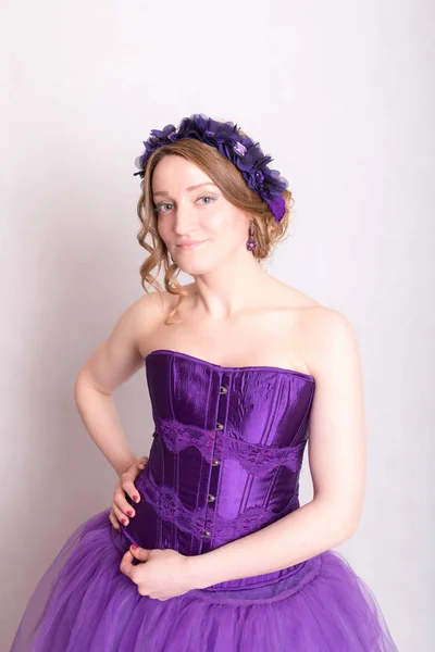 Vrouw in een paarse jurk — Stockfoto