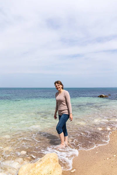 La mujer y el mar —  Fotos de Stock