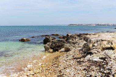 Kayalıklı deniz kıyısı