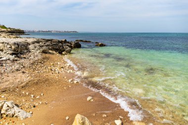 Deniz kıyısında güneşli bir günde