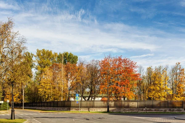 Omheining van herfst park — Stockfoto