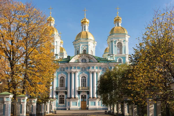 St. Nicholas-katedralen i höst — Stockfoto