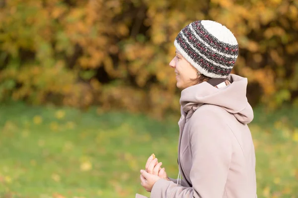 Ragazza nel parco autunnale — Foto Stock