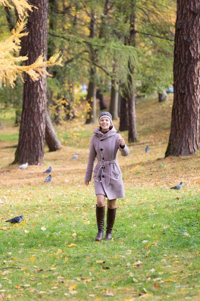 Flicka i höstparken — Stockfoto