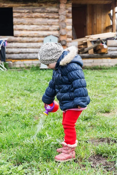 Kleines Mädchen mit einer Gießkanne — Stockfoto