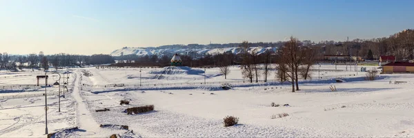 Панорама зимнего парка — стоковое фото