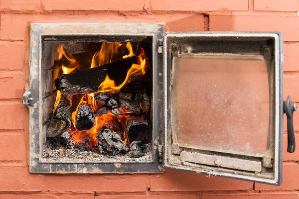 Кирпичная печь с огнем — стоковое фото