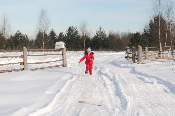 Маленькая девочка бежит — стоковое фото