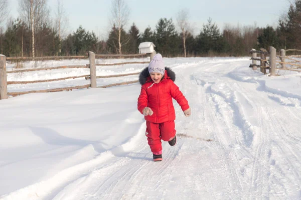 Menina alegre correndo no inverno — Fotografia de Stock