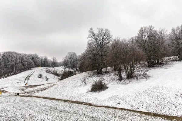 Landschaft mit dem letzten Schnee — Stockfoto