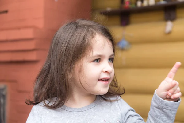 Girl shows the direction — Stock Photo, Image