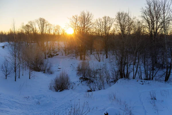 Aube hivernale sur la rivière — Photo