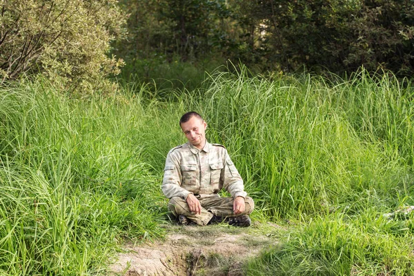 Hombre descansando sobre la hierba — Foto de Stock