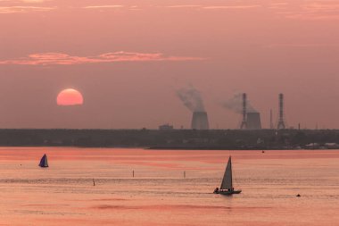 suyun üstünde yelkenli