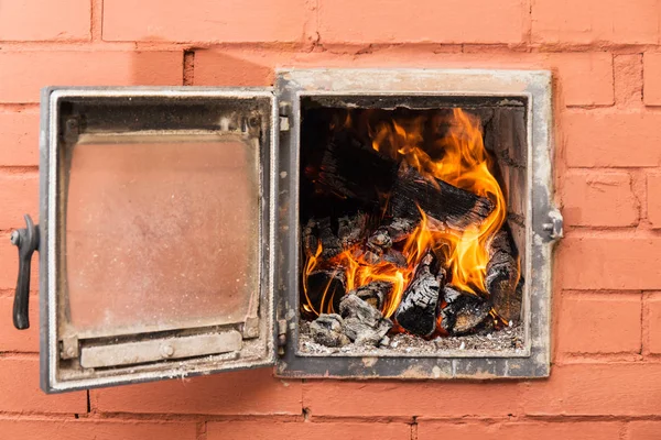 Fuego en el horno —  Fotos de Stock