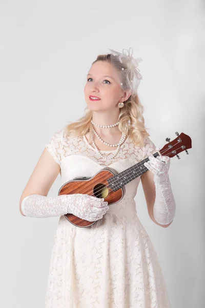 Flicka i vit med ukulele — Stockfoto