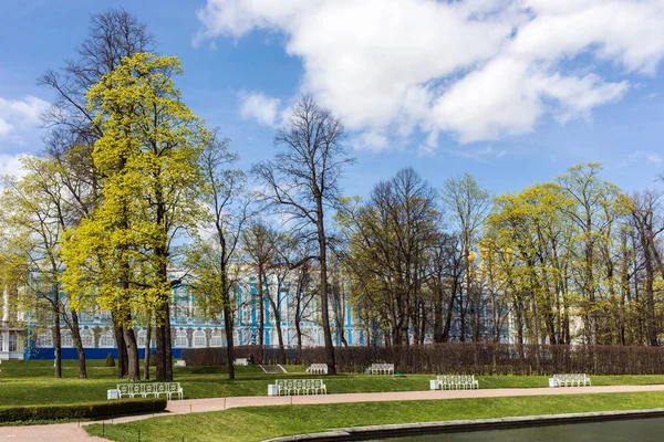 Palace and Park in spring — Stock Photo, Image