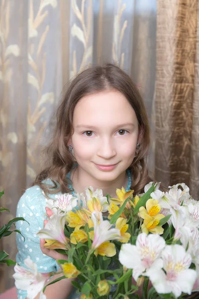 Meisje met bloemen closeup — Stockfoto